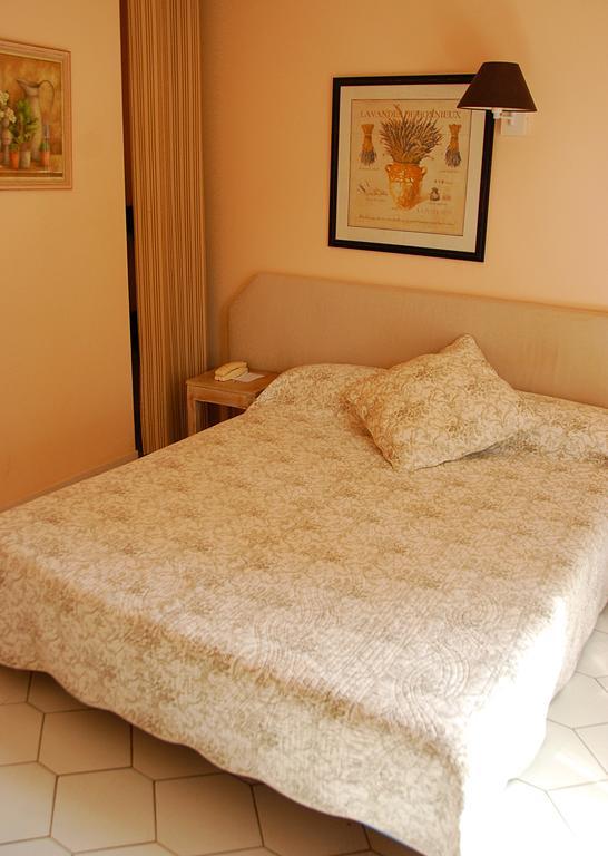 Hotel Les Mazets Des Roches Tarascon Quarto foto